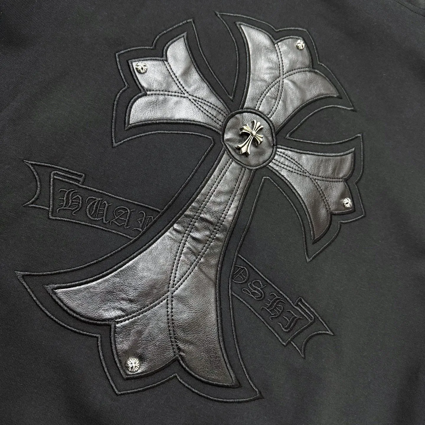 P330 Chrome Heart patchwork leather rivet heavy embroidery hooded jacket ChromeHearts counter same style Hat thousands of needles heavy embroidery letters Original custom hardware zippers The details are restored in place Very textured on the handle Three-dimensional and atmospheric Versatile and easy to wear in autumn Simple and elegant Using the os version The upper body effect is great Suitable for all body types Soft and comfortable Front CH Sanskrit embroidered letters ➕ Back horseshoe Sanskrit large leather label Small mark on the hem Machine washable No fading, no deformation, complete accessories, original mold opening, perfect restoration of zp 2:1, same style for men and women, versatile and easy to match, size s m l xl color black